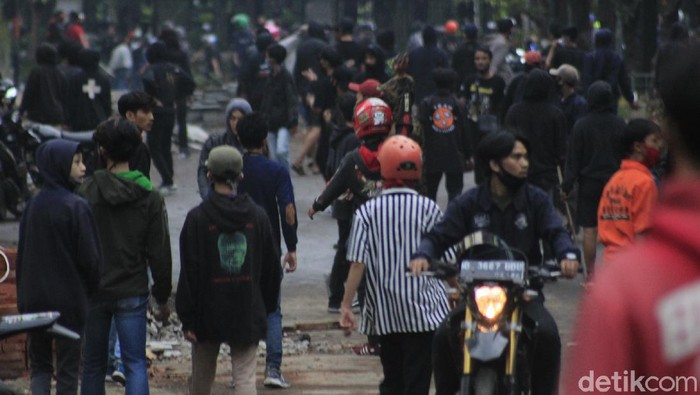 Gasibu mencekam, demonstran dan polisi saling kerja-kejaran di Bandung