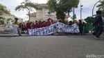 Gedung DPRD Surabaya Diduduki Mahasiswa Gedung DPRD Surabaya Diduduki Mahasiswa