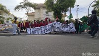 Meski sempat jadi sasaran pendemo, gedung wakil rakyat ini tidak mendapat penjagaan pihak kepolisian. Meski sempat jadi sasaran pendemo, gedung wakil rakyat ini tidak mendapat penjagaan pihak kepolisian.