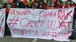 Gedung DPRD Surabaya Diduduki Mahasiswa Gedung DPRD Surabaya Diduduki Mahasiswa