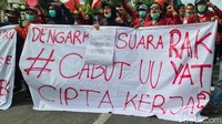 Tidak hanya itu, beberapa pelajar juga sempat melempari halaman gedung Dewan dengan botol minuman. Tidak hanya itu, beberapa pelajar juga sempat melempari halaman gedung Dewan dengan botol minuman.