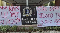 Spanduk menghiasi papan nama gedung DPRD Surabaya. Spanduk menghiasi papan nama gedung DPRD Surabaya.