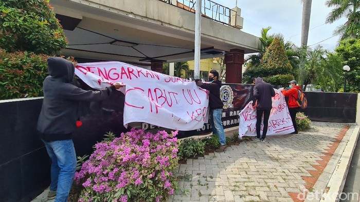 Gedung DPRD Surabaya Diduduki Mahasiswa Ratusan pendemo dan sejumlah pelajar sempat menduduki halaman gedung DPRD Surabaya. Berikut foto-fotonya.
