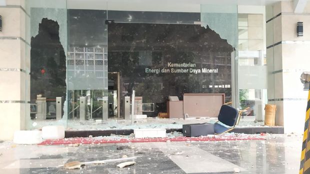 Gedung ESDM dirusak massa aksi penolakan Omnibus Law. Ist