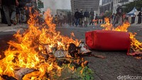 Semakin sore, massa aksi semakin bertambah terus berbuat onar dengan merusak dan membakar fasilitas umum. Foto: Ari Saputra