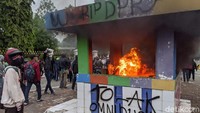 Selain itu, terlihat coretan-coretan vandalisme di pos polisi Harmoni.