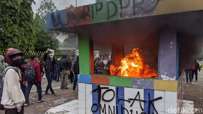 Selain pos polisi (pospol) di Bundaran Patung Kuda Wijaya, pospol di perempatan Harmoni dirusak pendemo hingga dibakar.
