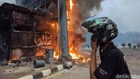 Beberapa bagian pospol terlihat hangus.