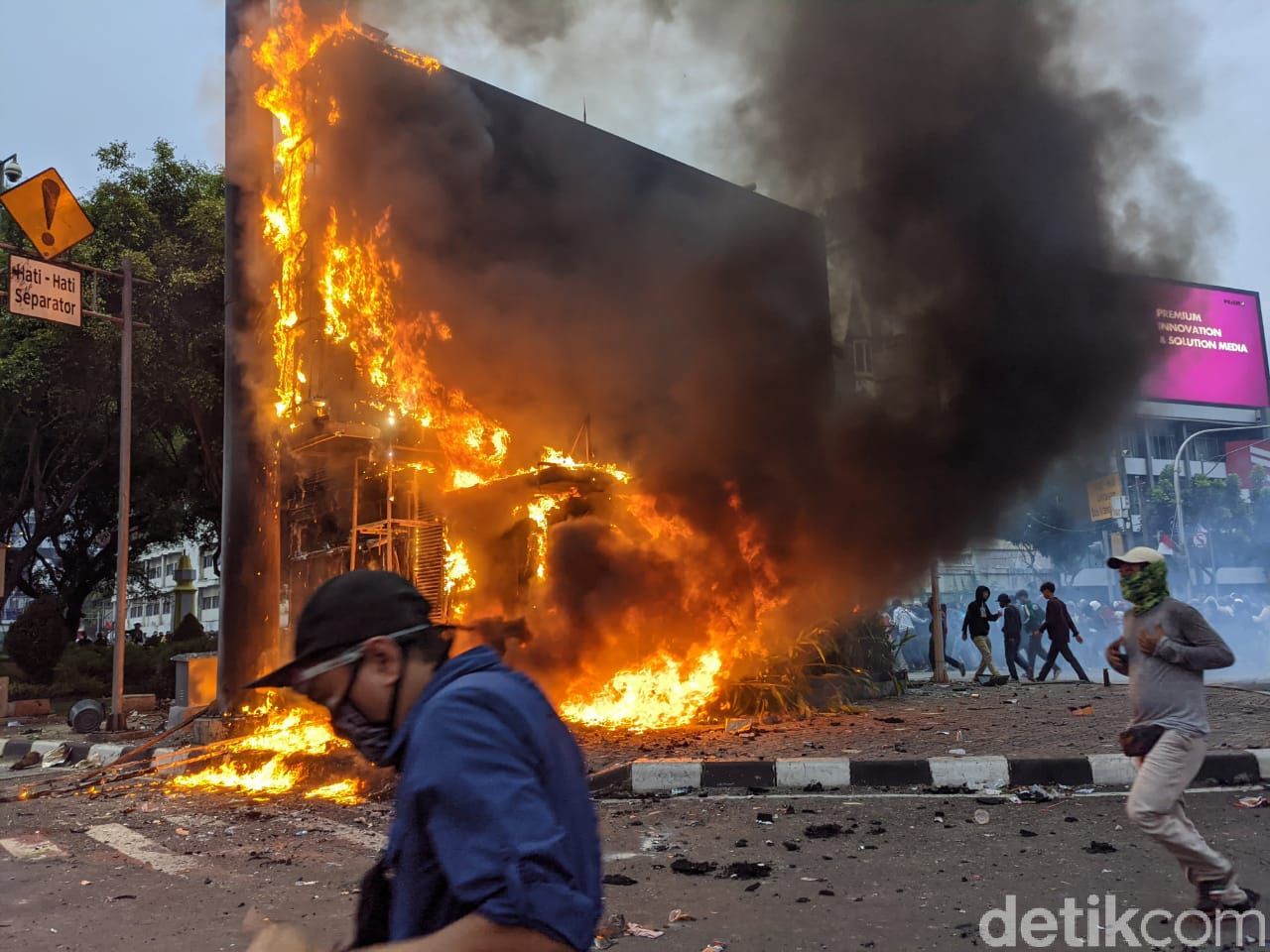 Selain pos polisi (pospol) di Bundaran Patung Kuda Wijaya, pospol di perempatan Harmoni dirusak pendemo hingga dibakar.