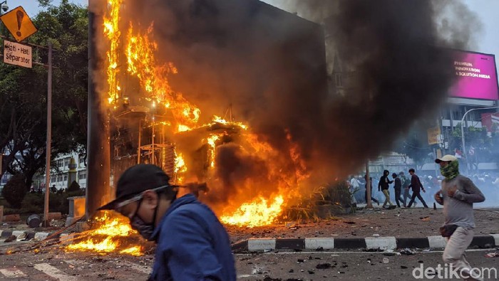 Selain pos polisi (pospol) di Bundaran Patung Kuda Wijaya, pospol di perempatan Harmoni dirusak pendemo hingga dibakar.