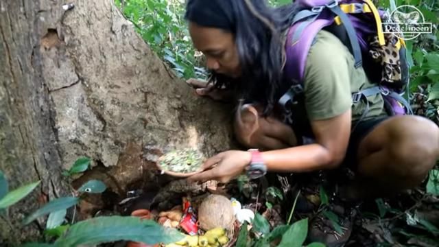 Gokil! YouTuber Ini Mukbang Pakai Sesajen di Tengah Hutan Angker