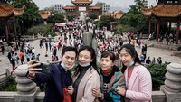 Pemandangan serupa juga terlihat di Wuhan yang diduga menjadi lokasi awal menyebarnya Corona. Tempat wisata seperti Yellow Crane Tower Park dan pusat perbelanjaan dipadati wisatawan. 