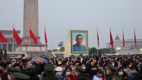 Ribuan orang tampak memadati Tianamen Square untuk memperingati 71 tahun berdirinya RRC. 