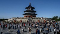 Wisatawan mendatangi Temple of Heaven di Beijing.