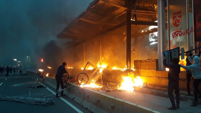 Halte Bundaran HI dibakar massa tolak UU Cipta Kerja.
