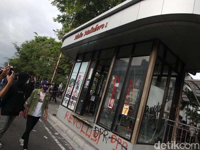 Halte Bus Trans Jogja Malioboro 1 dirusak massa demo tolak Omnibus Law, Kamis (8/10/2020). Massa demo di depan DPRD DIY berlangsung ricuh. Massa melakukan vandalisme dan merusak fasilitas umum.