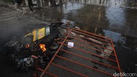 Massa juga membakar dua sepeda motor yang terparkir di pintu selatan Gedung DPRD DIY.