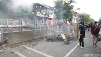 Tak hanya itu massa juga mencoreti kaca halte Malioboro 1 itu dengan tinta warna merah dan hitam.