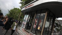 Pantauan detikcom, di Jalan Malioboro, Kota Yogya, Kamis (8/10/2020), halte bus Trans Jogja yang berada di depan Hotel Inna Garuda atau Halte Malioboro 1 dirusak massa.