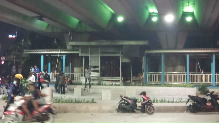Halte Sentral Senen dibakar massa (Foto: Farih/detikcom)