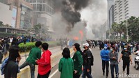 Kepulan asap membumbung tinggi.