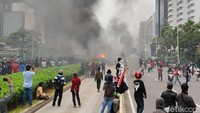 Beberapa warga terlihat mengabadikan momen tersebut.