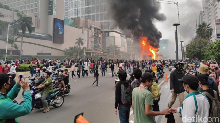 Ricuh demo berkahir hingga pengrusakan sejumlah fasilitas umum. Salah satunya halte TransJakarta di kawasan HI.