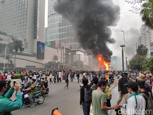 Kebakaran Halte TransJ Versus Hutan di Sela Demo Omnibus Law