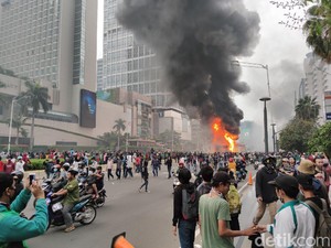 Kebakaran Halte TransJ Versus Hutan di Sela Demo Omnibus Law