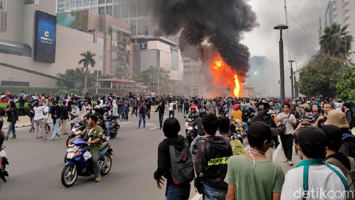 Ricuh demo berkahir hingga pengrusakan sejumlah fasilitas umum. Salah satunya halte TransJakarta di kawasan HI.