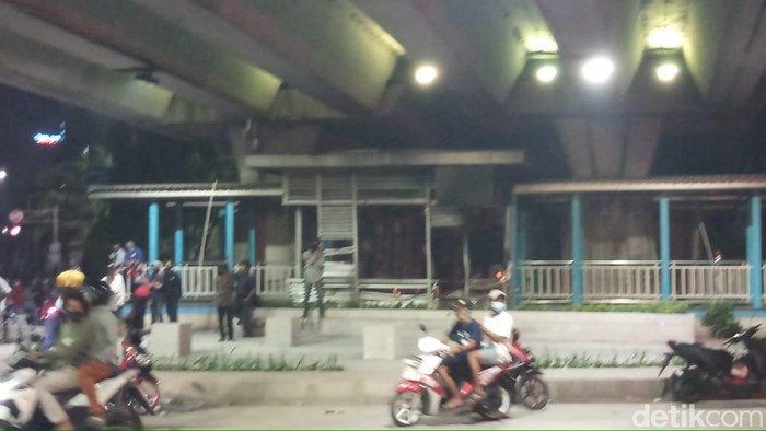 Halte TransJ Senen dibakar dan dirusak massa. Selain itu juga ada truk yang dibakar (Farih Sidik/detikcom)