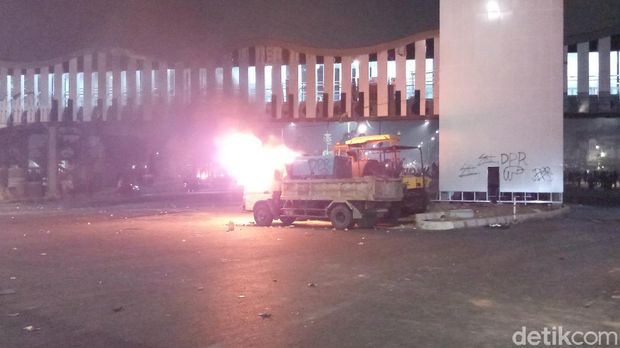 Halte TransJ Senen dibakar dan dirusak massa. Selain itu juga ada truk yang dibakar (Farih Sidik/detikcom)