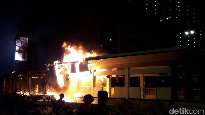 Halte TransJ Tosari Dibakar Massa