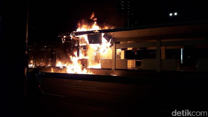 Halte TransJ Tosari Dibakar Massa