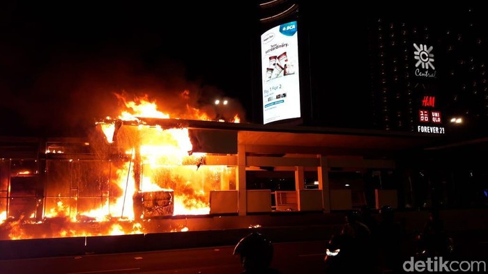 Halte TransJ Tosari Dibakar Massa