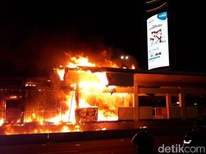 Tak Ada Lagi Orasi di Demo yang Berlangsung Rusuh hingga Malam