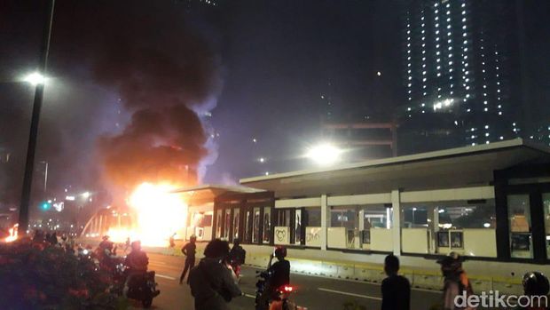 Halte TransJ Tosari Dibakar Massa