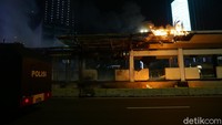 Setelah itu, massa membakar halte lain di sebelah Halte TransJ Tosari. Api tebal membubung tinggi.