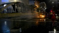 Massa masih bertahan di Jalan Thamrin. Mereka masih melemparkan batu ke arah halte.