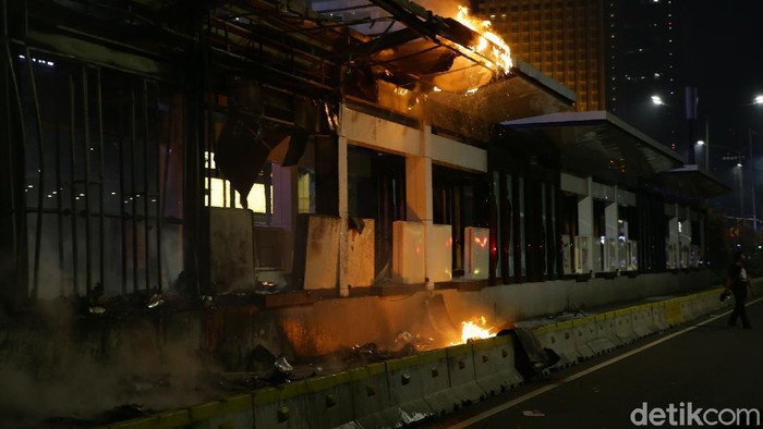 Fasilitas umum yang dirusak massa demonstran terus bertambah. Kini Halte TransJakarta Tosari juga dibakar massa.