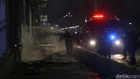 Sejumlah halte TransJakarta di DKI Jakarta dirusak dan dibakar massa demo omnibus law. Kerugian diperkirakan mencapai Rp 25 miliar.