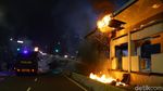 Polisi Gunakan Water Canon untuk Padamkan Halte Tosari