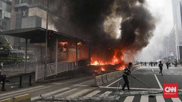 Halte Transjakarta di Bundaran HI dibakar massa , Jakarta, 8 Oktober 2020. CNN Indonesia/ Safir Makki