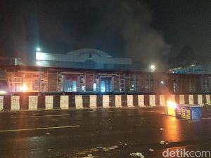 Jelang Tengah Malam, Muncul Api di Halte TransJakarta Harmoni Jakpus