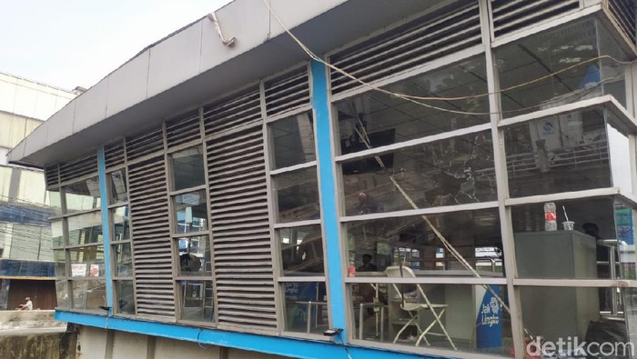 Halte TransJakarta Harmoni Dicoreti Massa