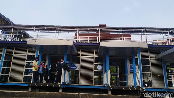 Halte TransJakarta Harmoni Dicoreti Massa