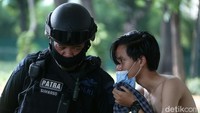 Polisi menginterogasi puluhan pelajar di kolong jembatan Taman Ria Senayan.