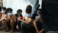 Para remaja tersebut diamankan karena datang secara bergerombol.
