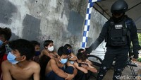 Puluhan remaja diamankan oleh polisi yang berjaga di kawasan Senayan, Kamis (8/10/2020).