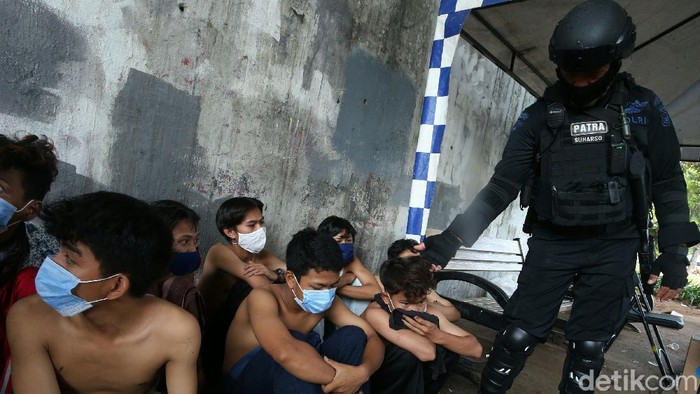 Hendak ke DPR, Puluhan Pelajar Diamankan Polisi Dampak kericuhan yang dilakukan oleh pelajar Rabu (06/10/2002) kemarin, puluhan remaja yang merupakan pelajar diamankan polisi yang berjaga-jaga di kawasan Senayan, Jakarta, Kamis (8/10/2020).